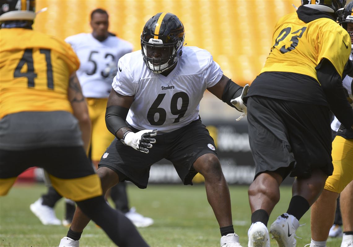 Steelers rookie guard Kevin Dotson leaves practice with knee injury