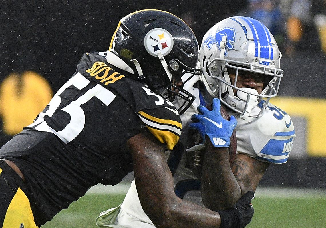 DETROIT, MI - NOVEMBER 15: Detroit Lions running back D'Andre Swift (32)  runs with the ball during the first half of a regular season game between  the Washington Football Team and the