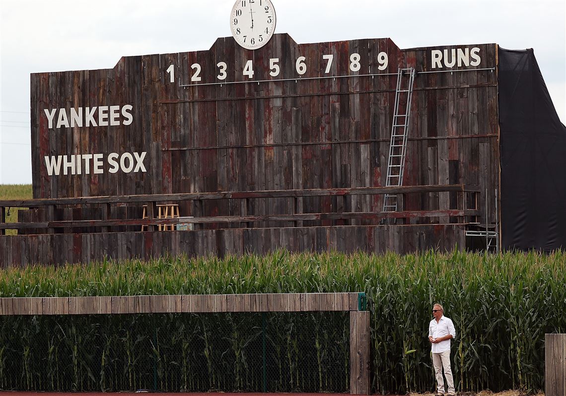 Kevin Costner emerges from corn before MLB's Field of Dreams game