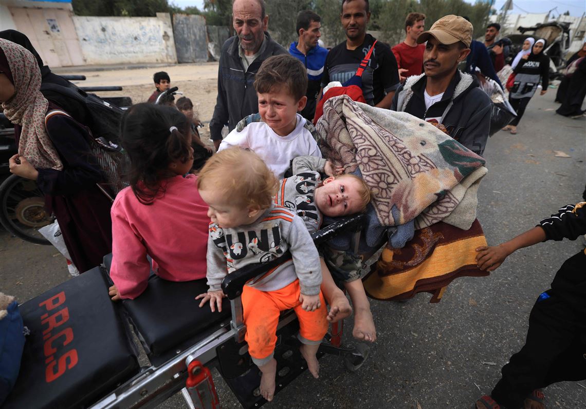 Heavy fighting rages near main Gaza hospital and people trapped