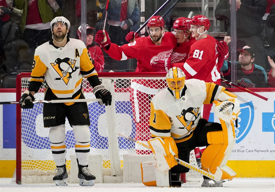 Zucker's late goal leads Penguins over Predators 3-1