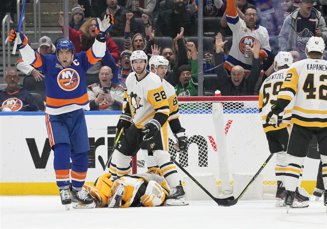 Islanders surge with four goals late in third period to beat