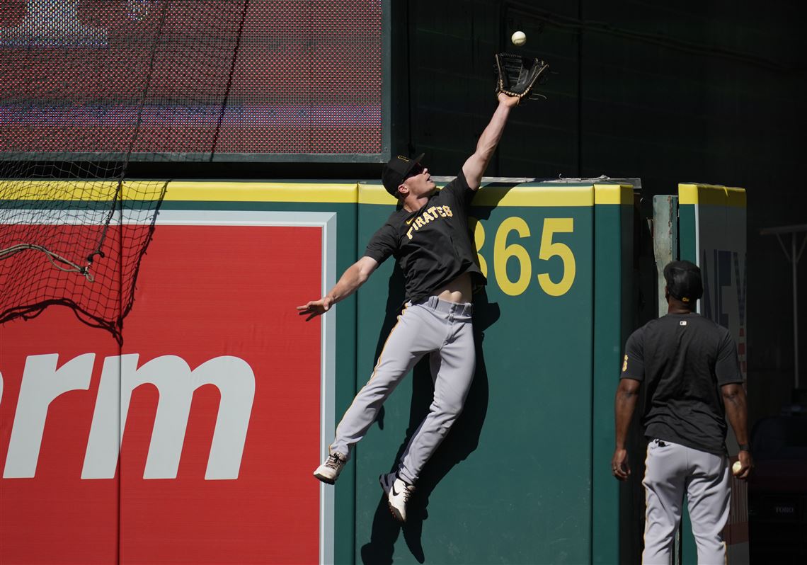 Pirates: Catching Looks to Lead the Team - Page 2