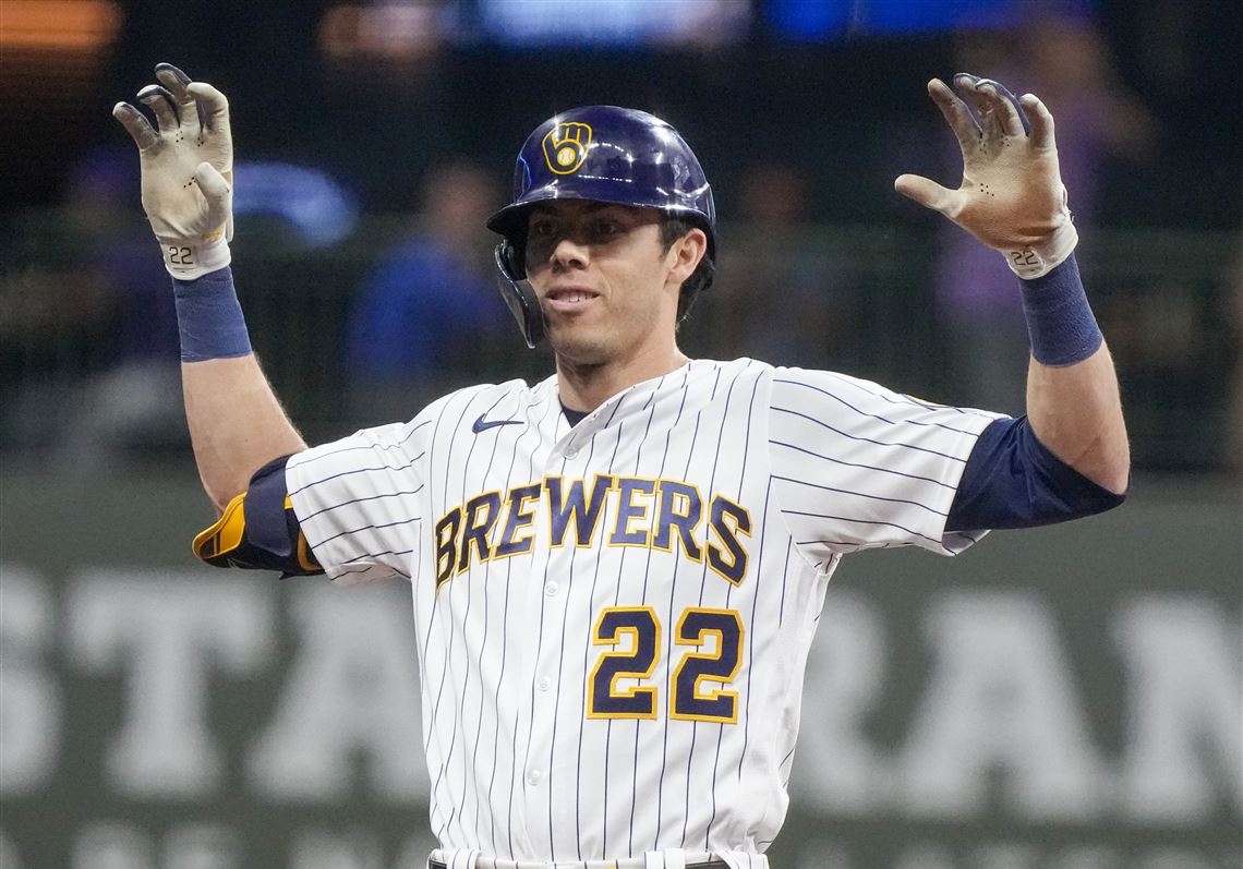 Christian Yelich of the Milwaukee Brewers walks back to the dugout