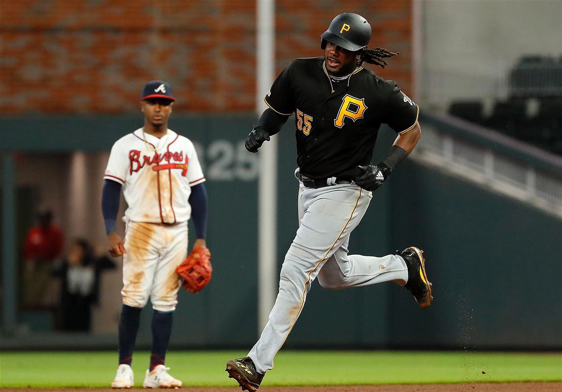 The Pirates hold off the Braves 7-6 after delay