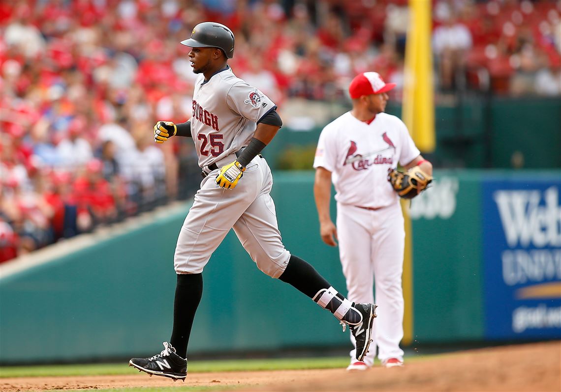 Cardinals turn Pirates mistakes into 4-3 victory