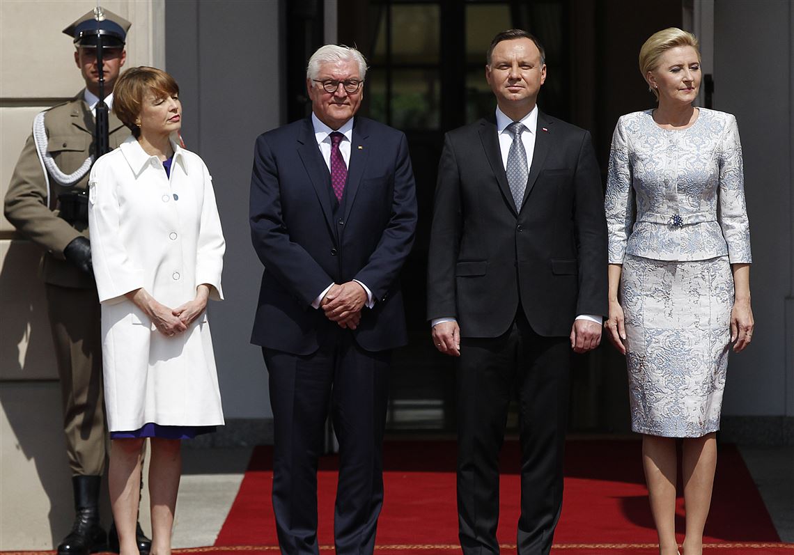 Polish President Andrzej Duda, 2nd right, and the first lady, Agata Kornhauser-Duda, right, welcome German President Frank-Walter Steinmeier, 2nd left, and his wife Elke Buedenbender, left, for a visit in Warsaw, Poland, Tuesday, June 5, 2018. (AP Photo/Czarek Sokolowski)