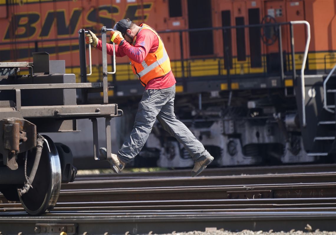 1-union-rejects-deal-days-ahead-of-rail-strike-deadline-flipboard