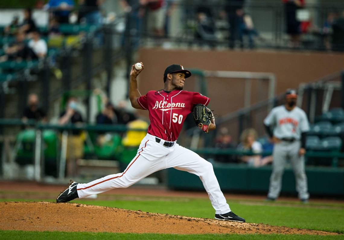 Pirates' Oneil Cruz suffers excruciating fracture clearing the benches at  Pittsburgh