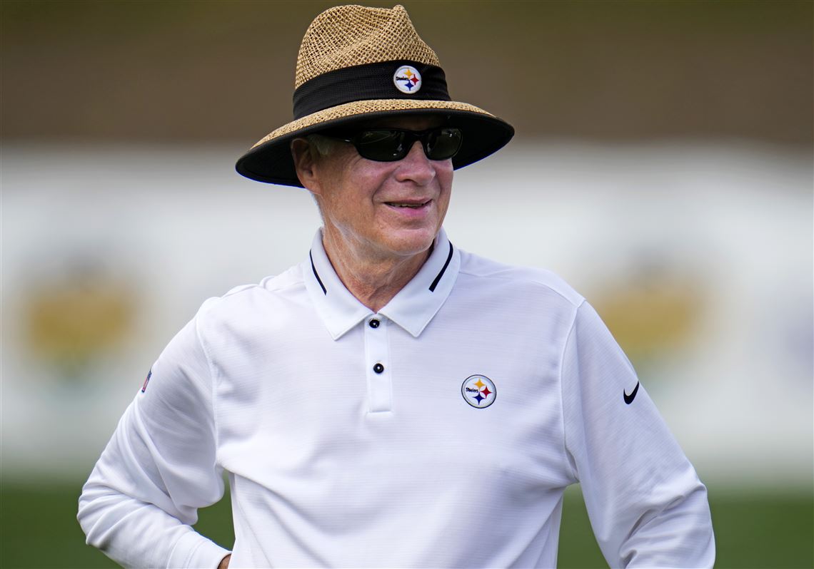 Pittsburgh Steelers head coach Mike Tomlin, offensive coordinator Matt  Canada and quarterback Kenny Pickett (8) participate in the NFL football  team's training camp workout in Latrobe, Pa., Tuesday, Aug. 1, 2023. (AP