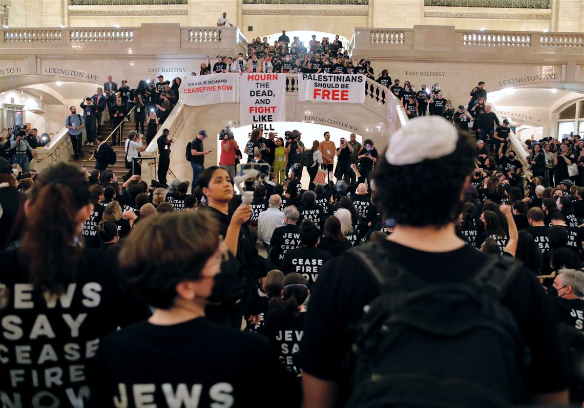 Protesters in NYC Fill Grand Central to Call for Cease-Fire in