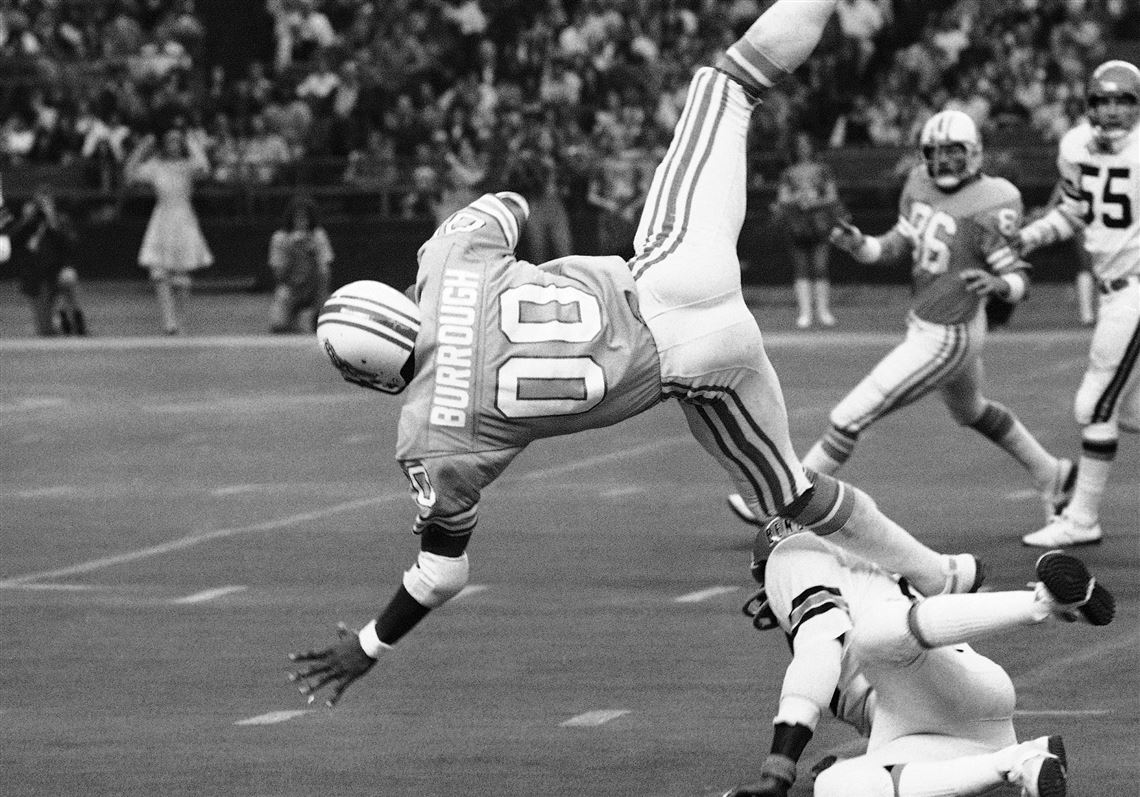 Cincinnati Bengals defensive back Ken Riley runs back an