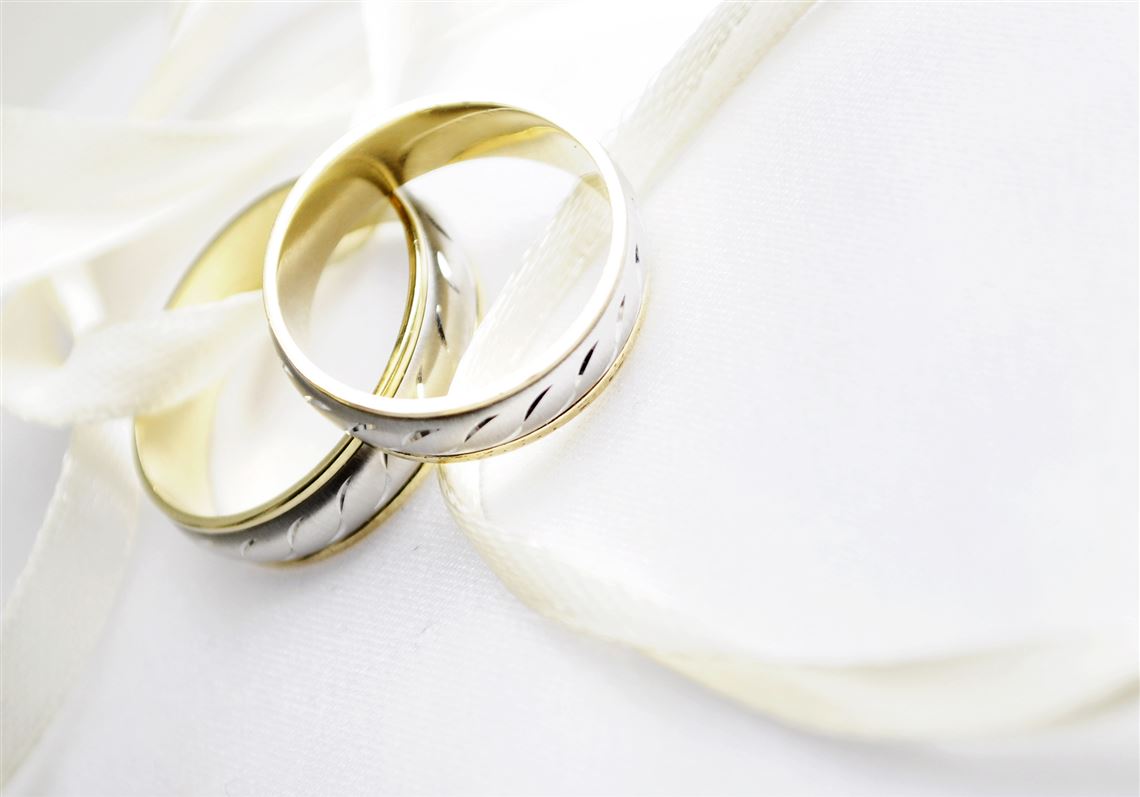 Свадебные кольца лежат