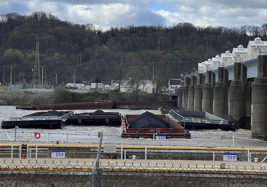 Barges break loose on Ohio River; McKees Rocks Bridge reopens ...