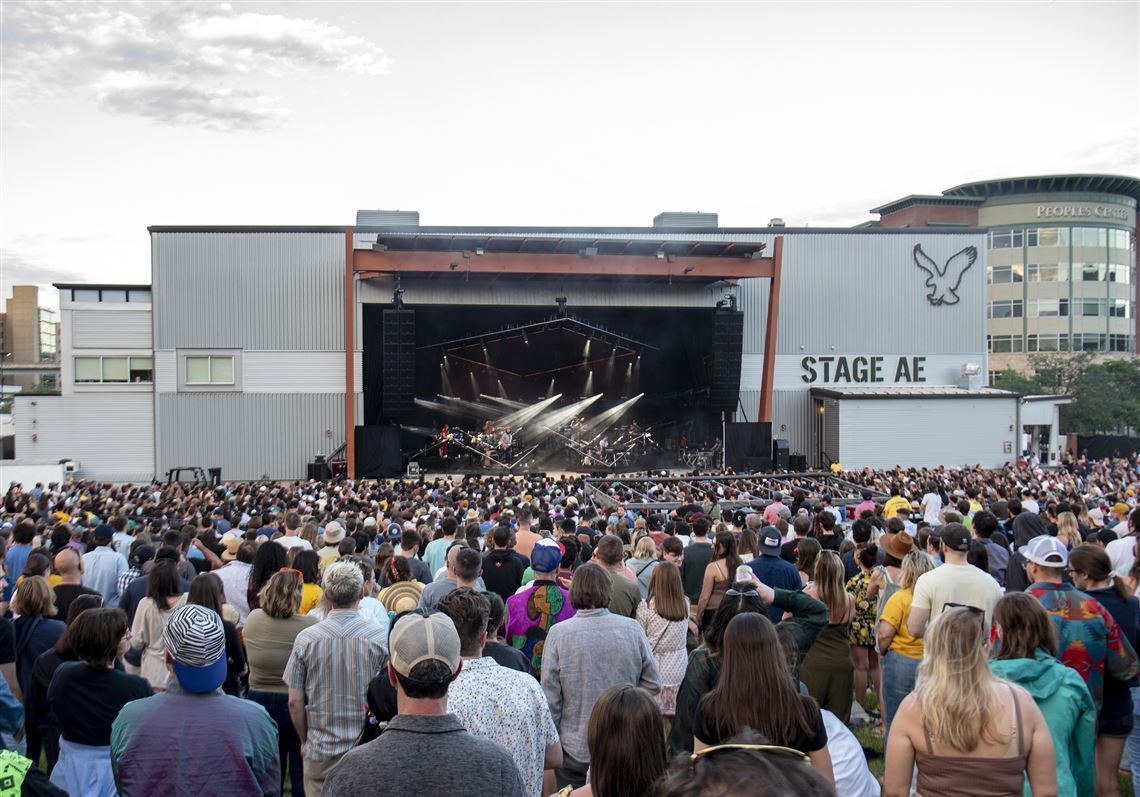 Review Bon Iver is transcendent in longawaited Pittsburgh return