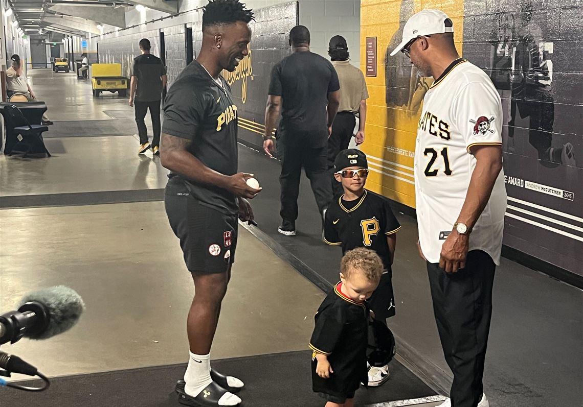 Really special': Andrew McCutchen furthers connection with Clemente family  during pregame meet-and-greet