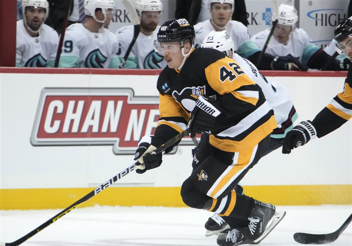 Pittsburgh Penguins right wing Kasperi Kapanen (42) warms up