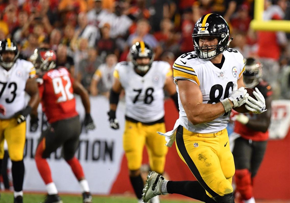 Tampa, Florida, USA. 24th Sep, 2018. Pittsburgh Steelers tight end Vance  McDonald (89) makes the catch and stiff arms Tampa Bay Buccaneers defensive  back Chris Conte (23) then runs down the sideline