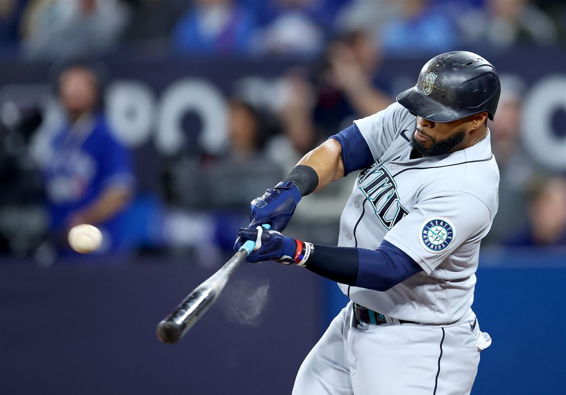 Mariners' Carlos Santana finding ways to come up big, even at age