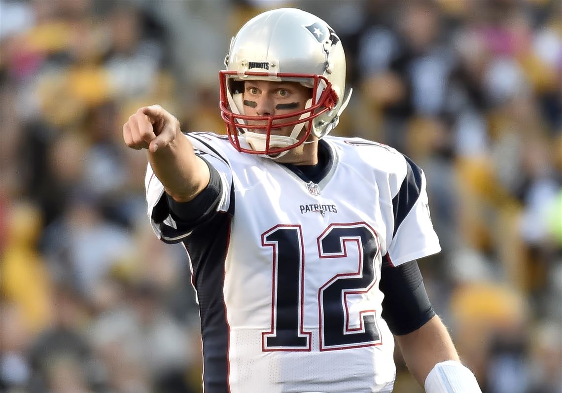 Patriots quarterback Tom Brady checks down the defense against the Steelers in the first quarter Sunday at Heinz Field.
