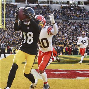 Pittsburgh, United States. 08th Jan, 2023. Pittsburgh Steelers quarterback  Kenny Pickett (8) throws in the first quarter against the Cleveland Browns  at Acrisure Stadium on Sunday, January 8, 2023 in Pittsburgh. Photo