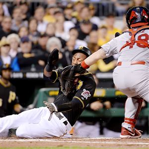 Jason Heyward Leaves the Game After an Ugly Collision at Third