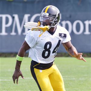 Steelers receiver Antonio Brown prepares to catch a pass during practice Thursday morning at the team's South Side practice facility.