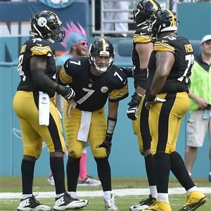 Steelers, hobbled Roethlisberger struggle in ugly loss to Dolphins