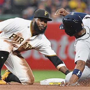 Fans thank Andrew McCutchen, question Pirates' motives following trade to  Giants