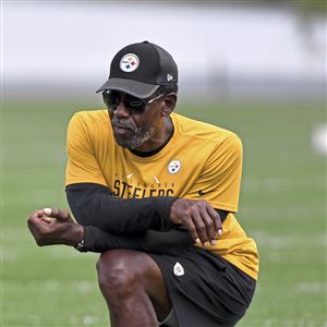 Pittsburgh, United States. 08th Jan, 2023. Pittsburgh Steelers quarterback  Kenny Pickett (8) throws in the first quarter against the Cleveland Browns  at Acrisure Stadium on Sunday, January 8, 2023 in Pittsburgh. Photo