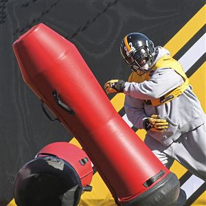 Helmet Stalker on X: Steelers QB Ben Roethlisberger wore James Harrison's  helmet prior to camp event. He's been wearing a Riddell Precision Fit  SpeedFlex in '17.  / X