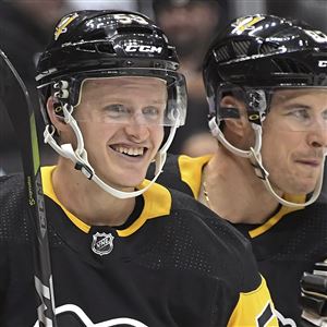 Sidney Crosby signs jersey for a Canadian teen that lost his in a