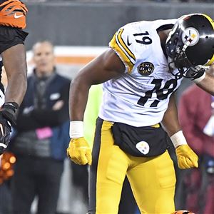 JuJu Smith-Schuster watched Steelers-Ravens with his helmet on