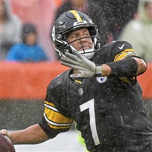 Big Ben fumbles, but lack of replay evidence saves Steelers