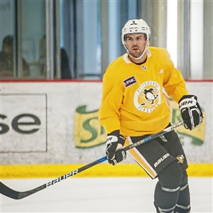 Justin Schultz reads a play during Penguins practice last week.