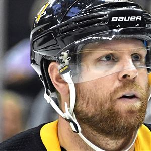 Hornqvist's natural hat trick leads Penguins by Avs