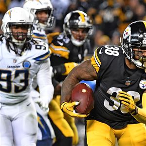 Vince Williams wears Ryan Shazier's jersey in practice