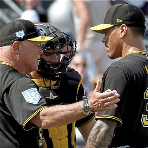 Pirates tab shortstop Erik Gonzalez, third baseman Jung Ho Kang as