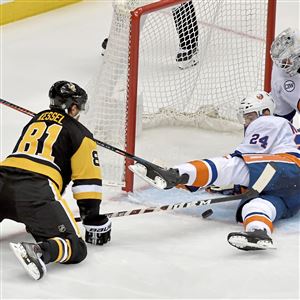 Crowd Goes Nuts for Robin Lehner After Shutout