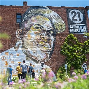 New mural pays tribute to Roberto Clemente on North Side
