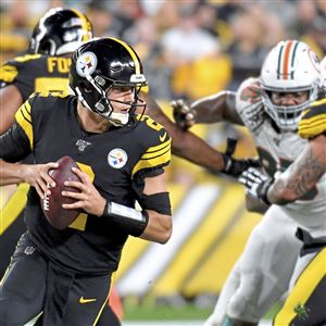 Pittsbugh, USA. 29th Oct, 2019. Pittsburgh Steelers free safety Minkah  Fitzpatrick (39) intercepts a Miami Dolphins quarterback Ryan Fitzpatrick  (14) pass in the third quarter of the Steelers 27-14 win at Heinz