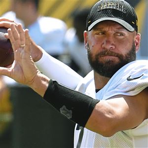 Steelers OT Zach Banner attends Antwon Rose II balloon release