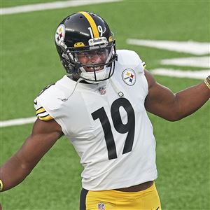 Pittsburgh Steelers' Alejandro Villanueva replaces Antwon Rose Jr.'s name  on his helmet with the name of a slain veteran