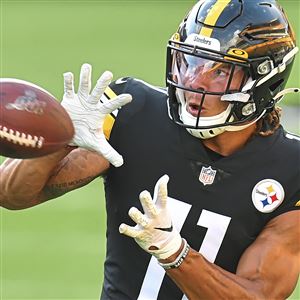 Mike Logan Thanks Steelers QB Kenny Pickett for Gloves Handed to Nephew -  WV Sports Now