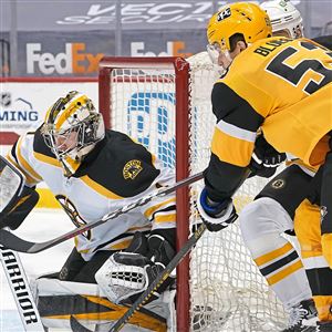 Pittsburgh Penguins' Jeff Carter (77) and Colton Sceviour prepare