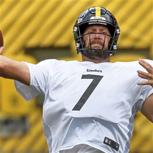 Pittsburgh Steelers fullback Derek Watt (44) communicates to a teammate  during warmups before an NFL football game, Sunday, Oct. 10, 2021 in  Pittsburgh. (AP Photo/Matt Durisko Stock Photo - Alamy