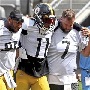 Pittsburgh Steelers punter Pressley Harvin III (6) warms up before an NFL  football game, Monday, November 8, 2021 in Pittsburgh. (AP Photo/Matt  Durisko Stock Photo - Alamy