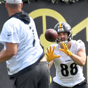 Pittsburgh Steelers inside linebacker Joe Schobert (93) warms up before an  NFL football game, Sunday, Sept. 26, 2021 in Pittsburgh. (AP Photo/Matt  Durisko Stock Photo - Alamy