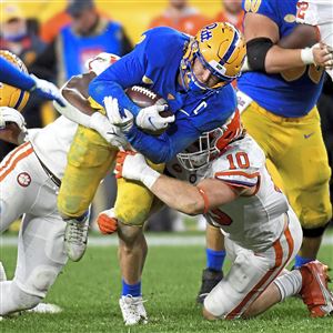 Kenny Pickett #QB11 of the Pittsburgh Panthers runs the 40 yard