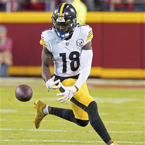 KANSAS CITY, MO - DECEMBER 26: Pittsburgh Steelers punter Corliss Waitman  (10) before an NFL game between the Pittsburgh Steelers and Kansas City  Chiefs on Dec 26, 2021 at GEHA Field at